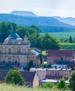 Kaplica Czaszek i skalne labirynty. Idealne miejsce na weekend