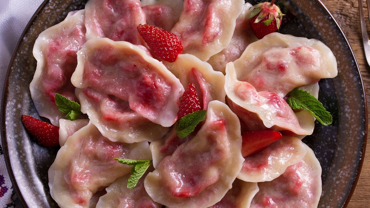Pierogi z truskawkami wychodzą miękkie i delikatne