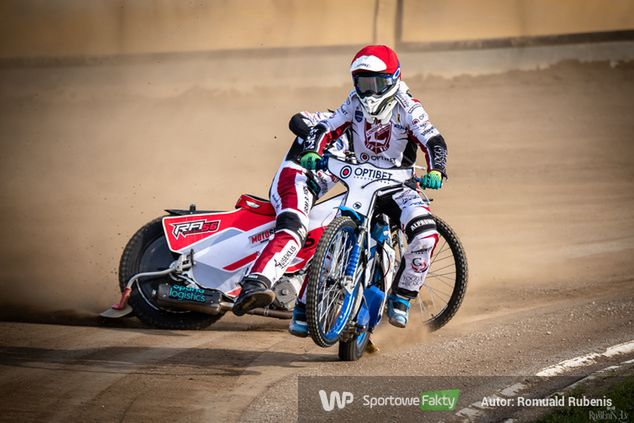 Ernest Matjuszonok (czerwony) i Ricards Ansviesulis (z tyłu) w przyszłym roku będą seniorami