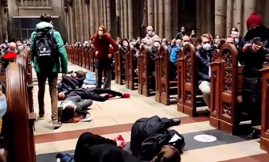 Zaskakujące sceny w katedrze w Kolonii. Ludzie zaczęli padać na ziemię. Fot. Twitter