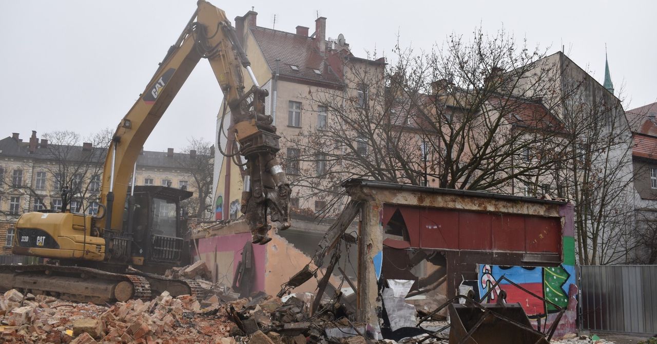 Legnica: Pawilon, który "straszył" zrównany z ziemią. Byliśmy na miejscu, gdy go niszczono. Wiemy, co tam powstanie