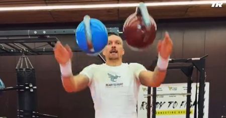 Nie róbcie tego w domu. Gwiazda boksu szalała przed kamerą
