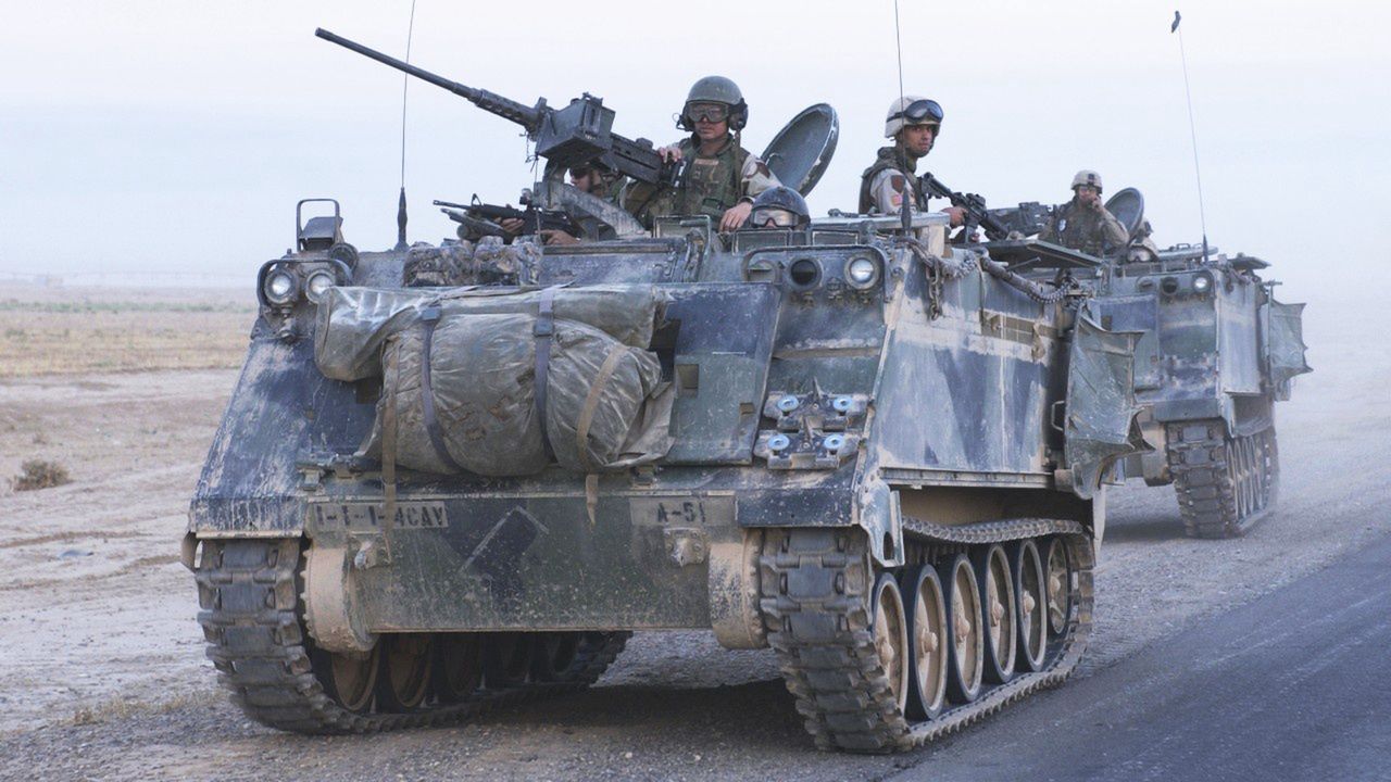 Amerykańskie transportery opancerzone M113 podczas operacji Baton Rouge w Iraku.