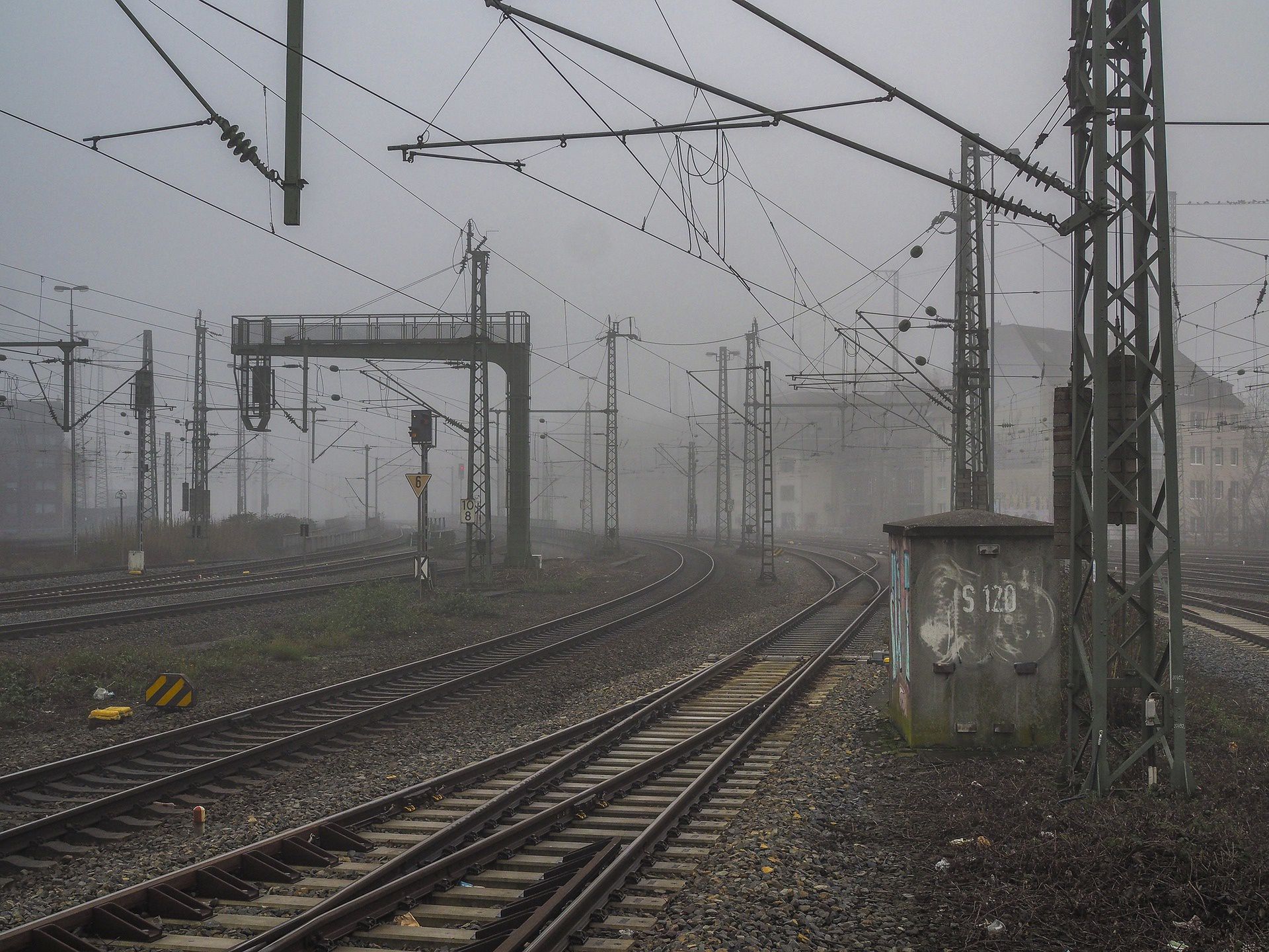 Ruda Śląska. Dwaj mężczyźni  skusili się na elementy trakcji kolejowej.