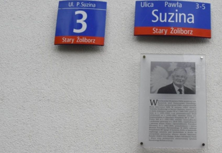 Warszawa. W tym budynku urodził się i mieszkał Lech Kaczyński, prezydent RP. Ufundowana przez radnych PiS pamiątkowa tablica zniknęła