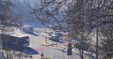 Karetka na sygnale zderzyła się na skrzyżowaniu. Duże utrudnienia w ruchu w centrum