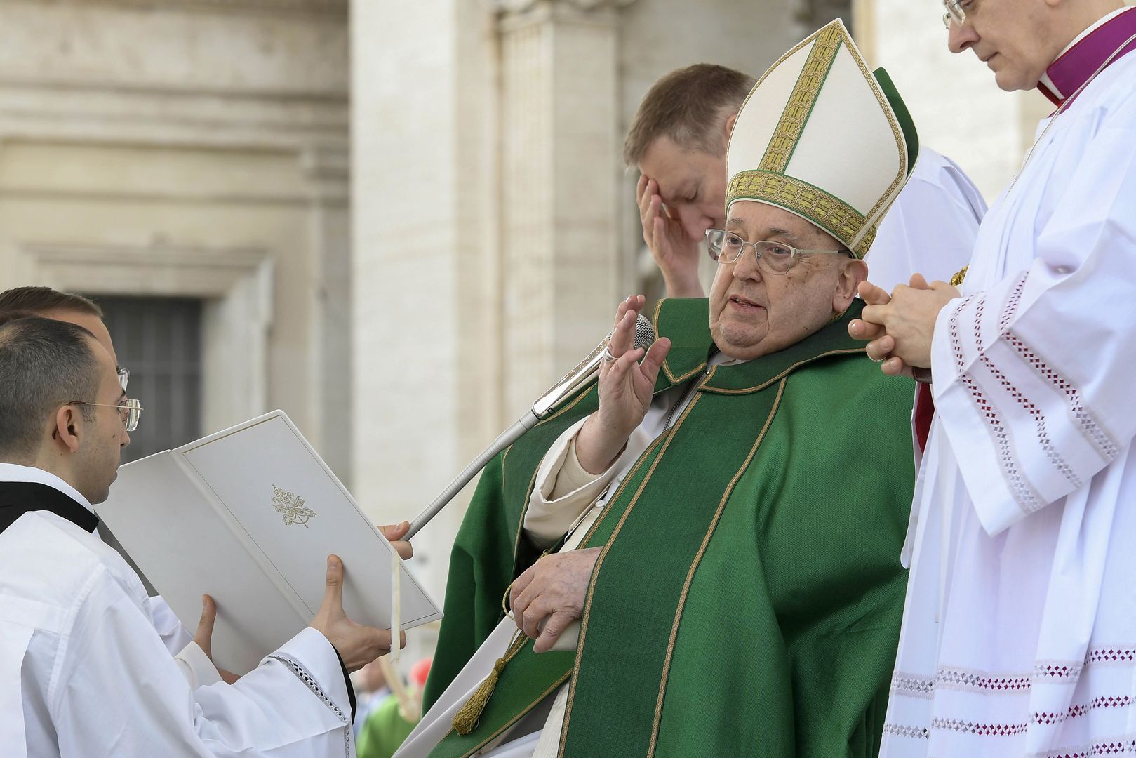 Komunikat z Watykanu. "Dwa epizody ostrej niewydolności oddechowej"