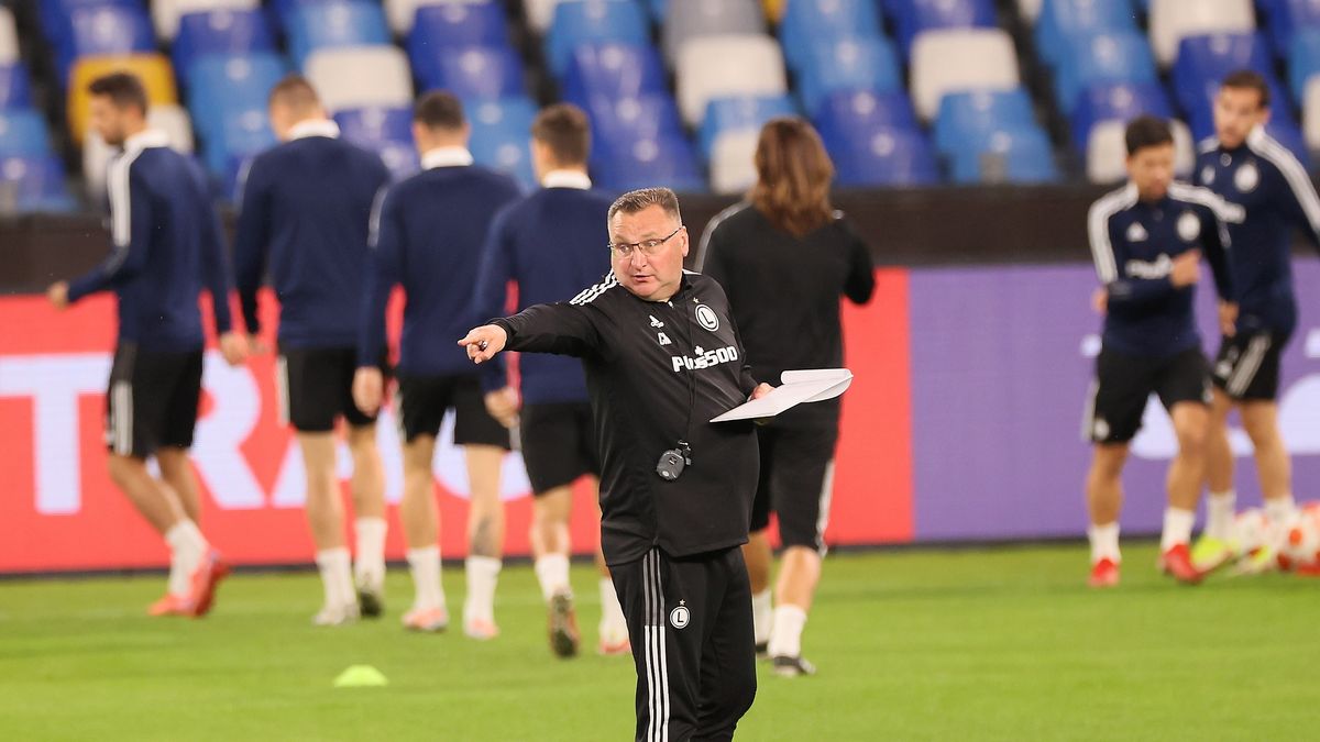 Czesław Michniewicz (w środku) podczas treningu Legii na stadionie Napoli