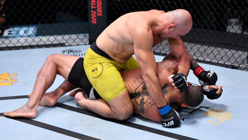 Getty Images / Jeff Bottari/Zuffa LLC / Na zdjęciu: Glover Teixeira (u góry) w walce z Thiago Santosem