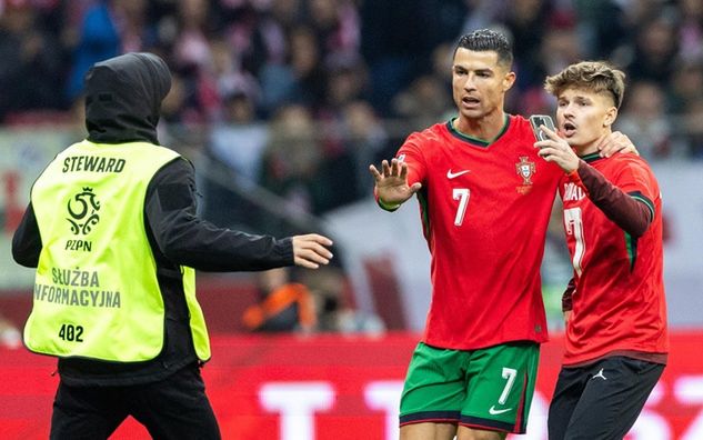 Cristiano Ronaldo i jego kibic podczas meczu Polska - Portugalia / fot. GettyImages