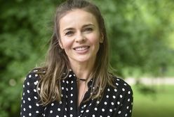 Edyta Herbuś w stroju kąpielowym. W tle bajkowy widok