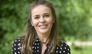 Edyta Herbuś w stroju kąpielowym. W tle bajkowy widok