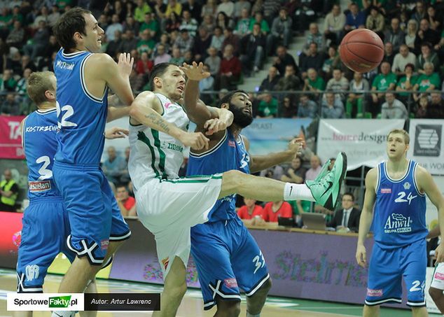 Keith Clanton w starciu z Aaronem Celem