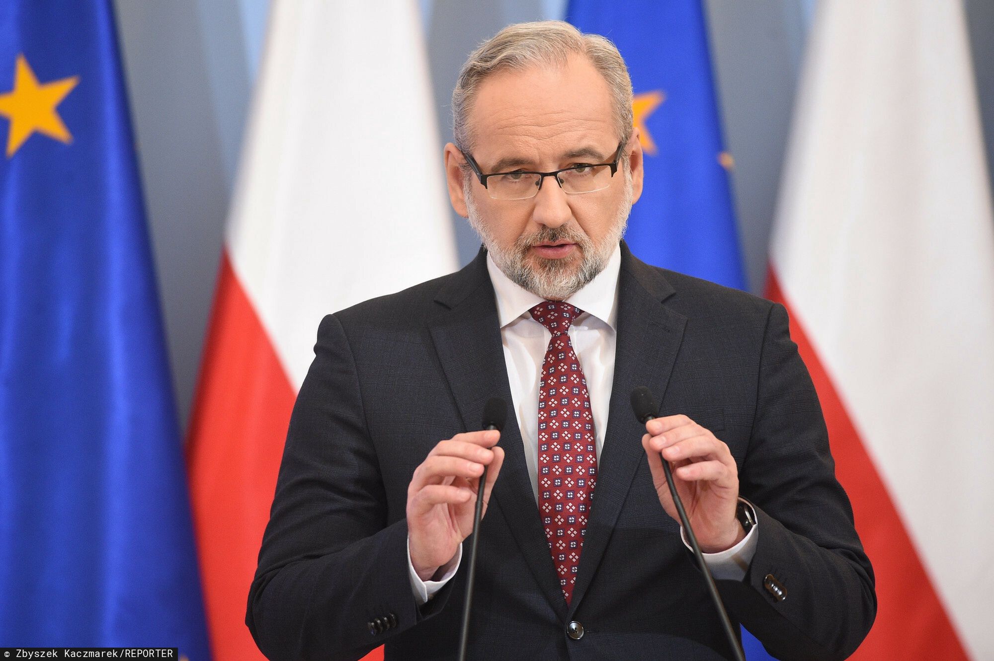 Minister zdrowia Adam Niedzielski mówi m.in. o mniej restrykcyjnym podejściu do noszenia maseczek. 