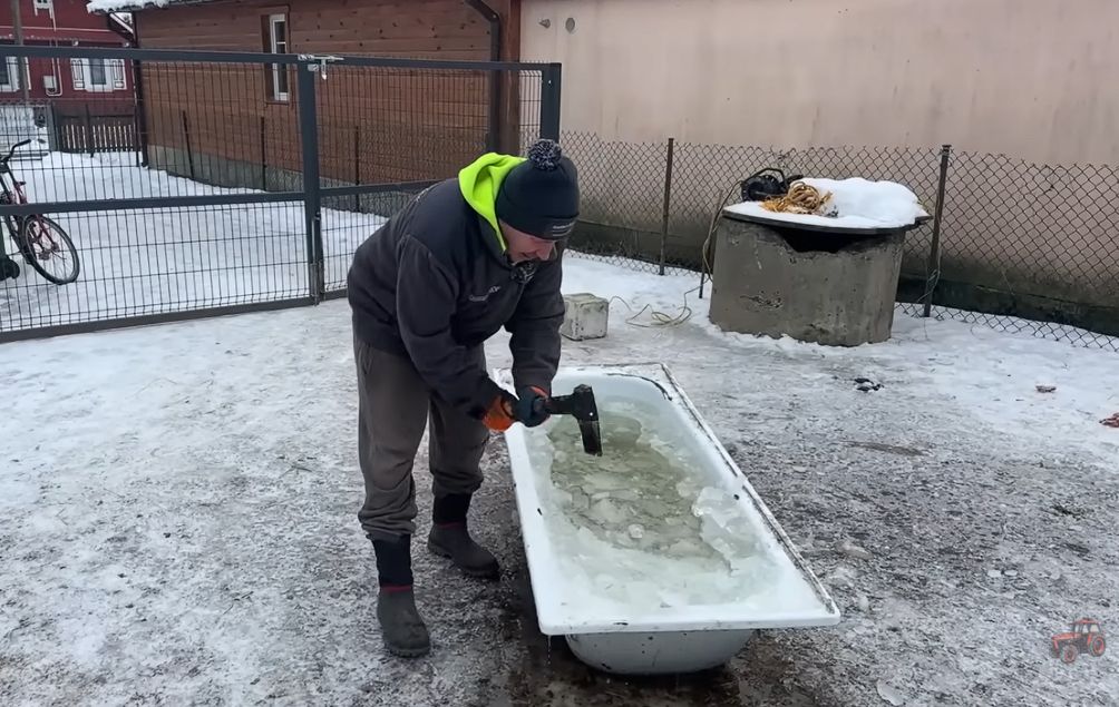 Andrzej z programu "Rolnicy. Podlasie" przygotowuje wodę
