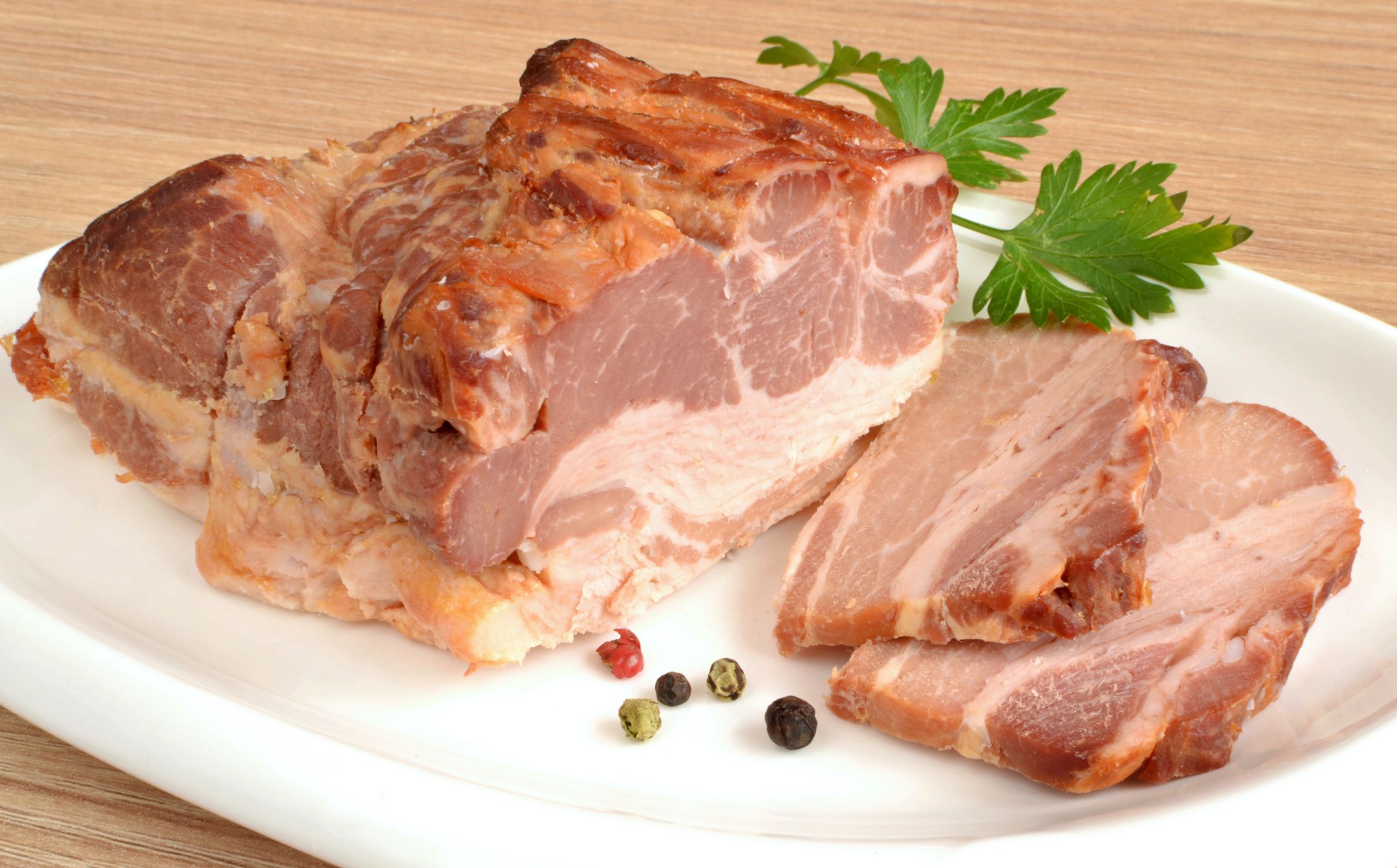 Boczek pieczony to przysmak, który musi znaleźć się na stole