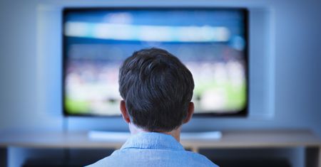 Wyższe ryzyko demencji. Nigdy tak nie rób przed telewizorem