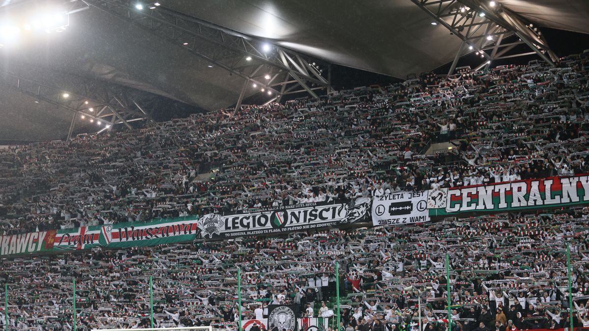 Warszawa, 22.02.2024. Kibice Legii Warszawa podczas drugiego meczu play off o awans do 1/8 finału piłkarskiej Ligi Konferencji z Molde FK, 22 bm. (mk) PAP/Leszek Szymański