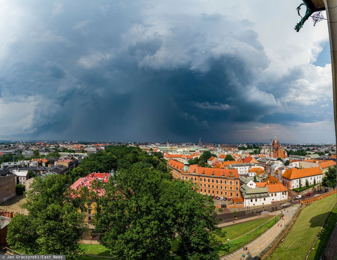 Potężna burza z gradem przeszła nad Krakowem. fot. Jan Graczynski/East News