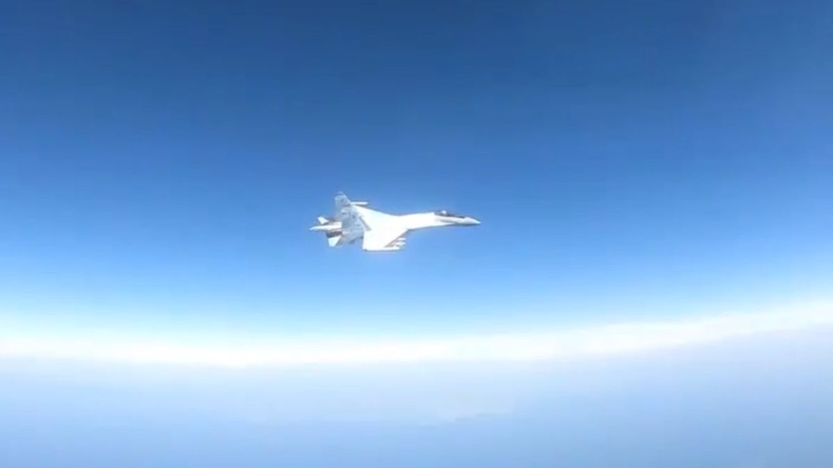 Rosyjski samolot zbliża się do maszyny USA.