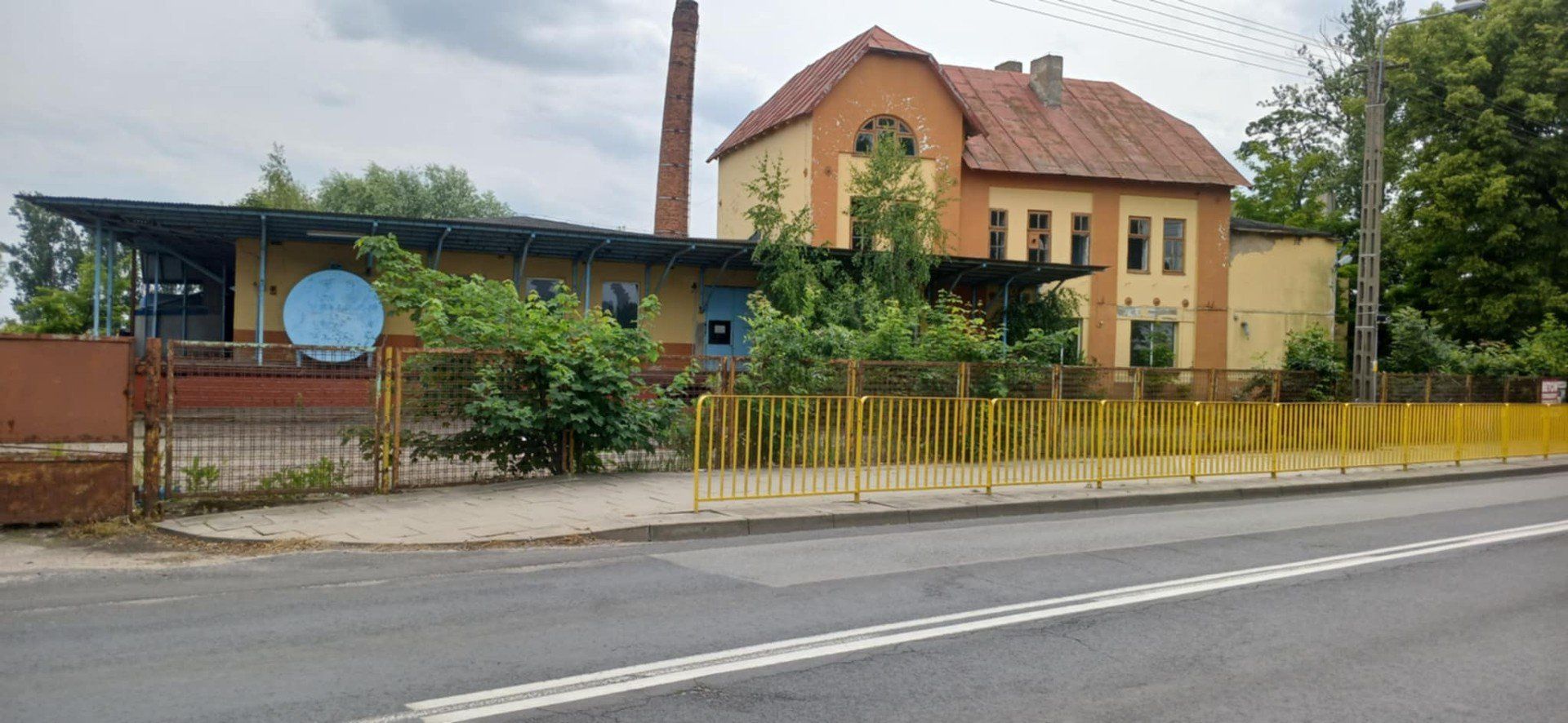 Na zdjęciu budynki po byłej mleczarni w Topoli Królewskiej. Obecnie obiekt należy do Gminy Łęczyca
