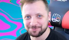 Człowiek Warga znika z Kanału Sportowego. Przez obleśne odzywki do nastolatek