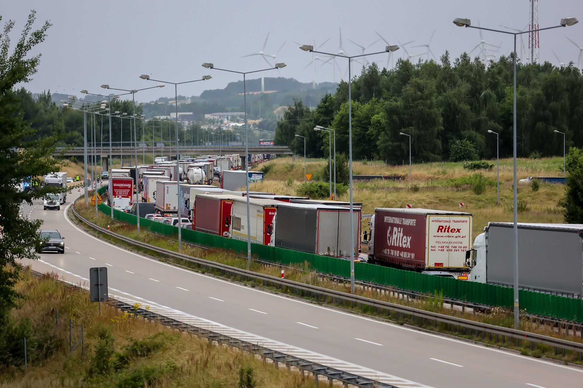 Trudny poniedziałek (14 lipca) dla kierowców jadących autostradą z Wrocławia. Jeden z pasów ruchu blokuje pojazd, korki zaczynają się już w Bielanach Wrocławskich.