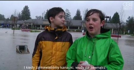 Mieszkańcy pływają po ulicach miasta w kajakach