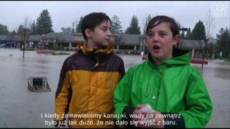 Mieszkańcy pływają po ulicach miasta w kajakach