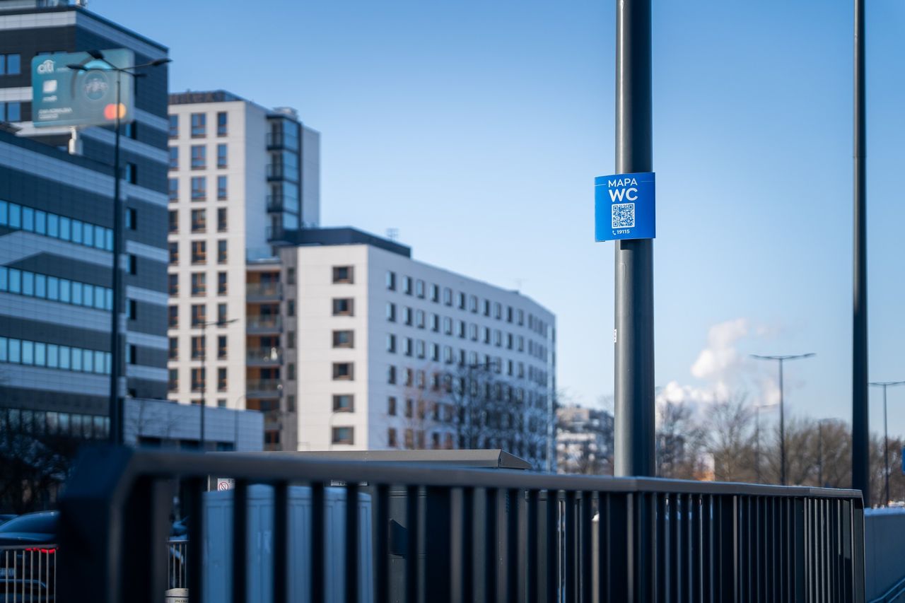 Mapa WC w Warszawie - wystarczy zeskanować kod QR z tabliczki