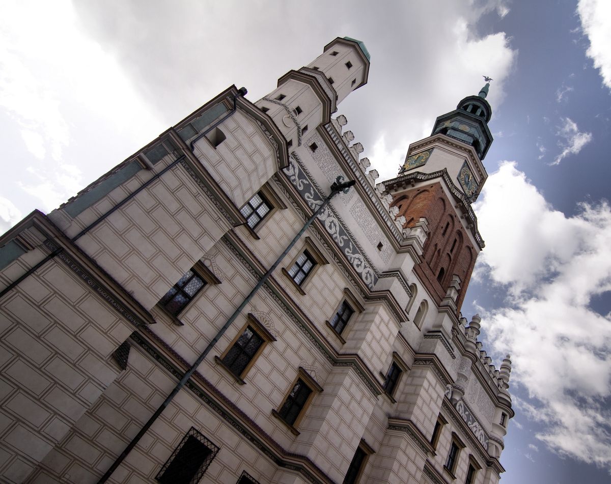 Koziołków na ratuszowej wieży w Poznaniu chwilowo nie ma i nie wiadomo, kiedy powrócą na swoje miejsce