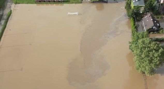 Tak wyglądało boisko Unii Bardo po powodzi. Na wodzie unosi się plama ropy (fot. materiały klubowe)