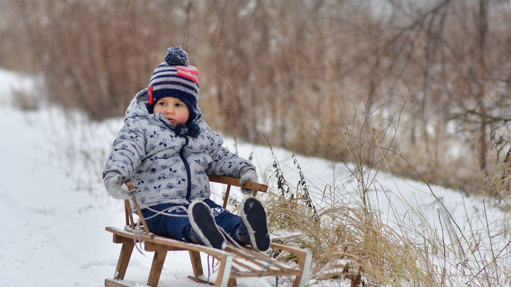 Sanki z oparciem to najlepsze rozwiązanie dla najmłodszych dzieci