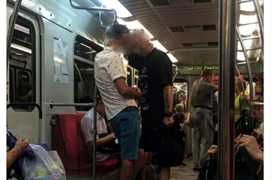 Krzyczał do Azjatek w metrze by "wypier***lały z Polski" Usłyszał zarzuty