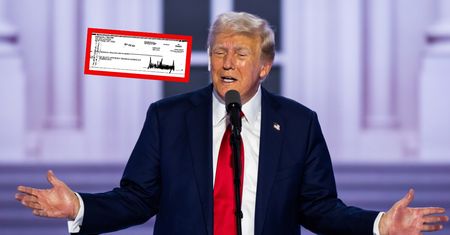 Jak się teraz wytłumaczy? Trump przesyłał kasę Kamali Harris, są dowody