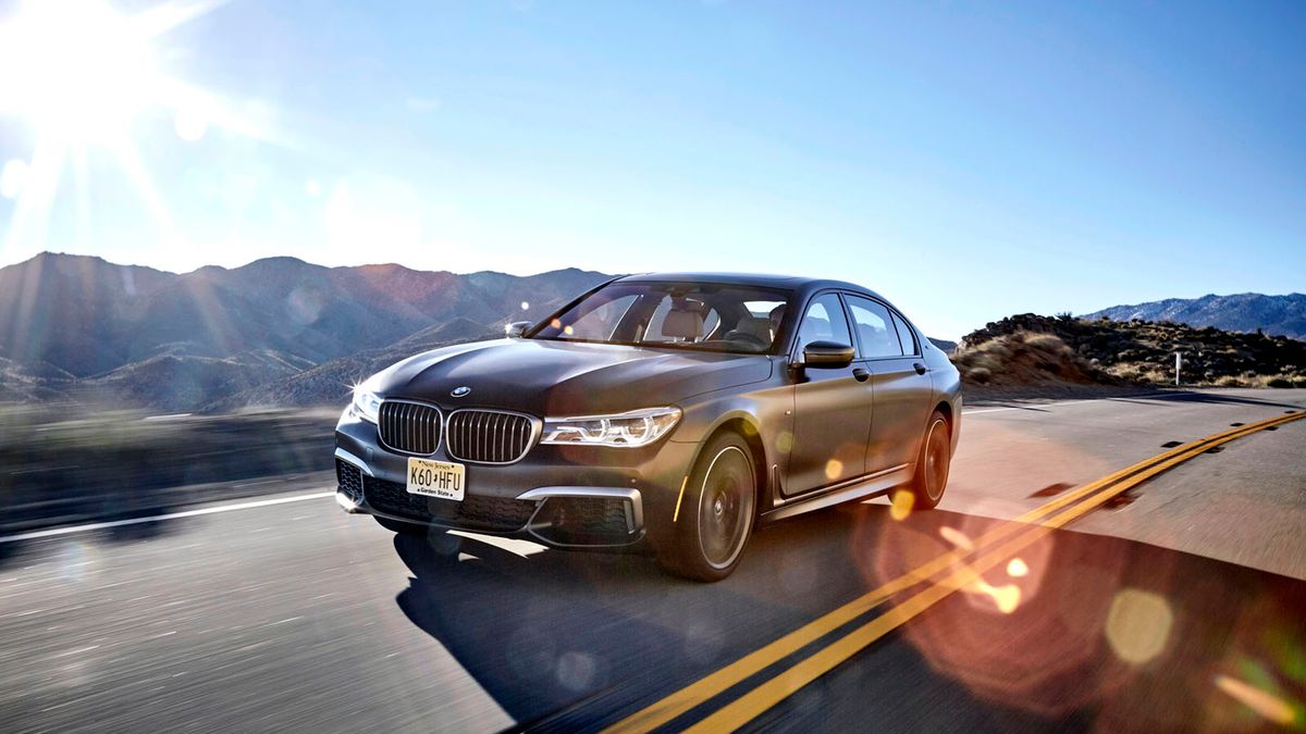 BMW M 760Li xDrive to połączenie doświadczeń w budowie samochodów luksusowych o charakterze sportowym. To jednocześnie dzieło wszystkich oddziałów BMW M zajmujących się zarówno sportem jak i personalizacją produktów z najwyższej półki.