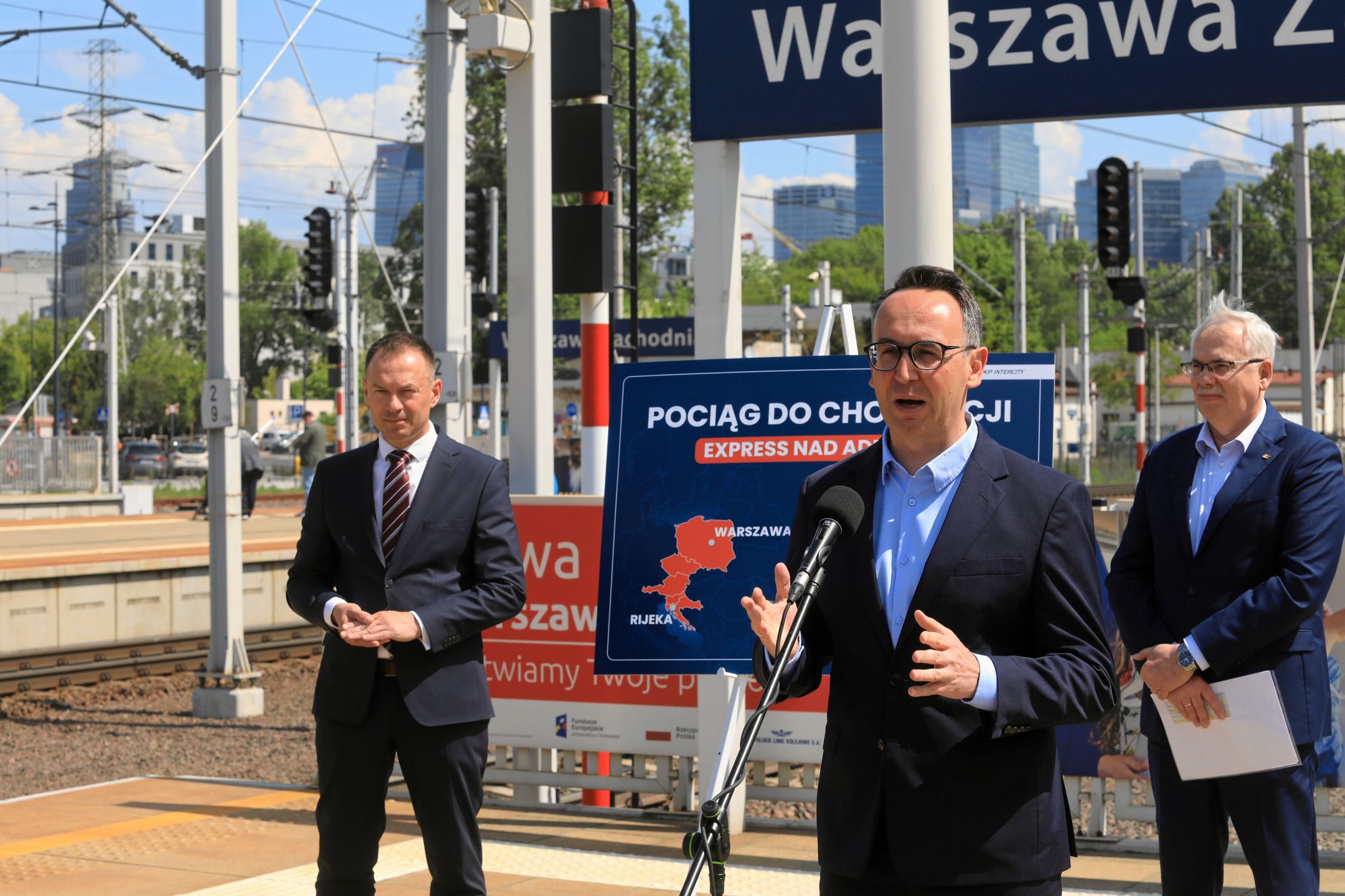 Konferencja Dariusza Klimczaka w sprawie pociagu do Chorwacjii
21.05.2025 Warszawa , dworzec kolejowy Warszawa Zachodnia . Minister infrastruktury Dariusz Klimczak (c) podczas konferencji prasowej na temat nowego polaczenia kolejowego z Warszawy do Rijeki w Chorwacjii .
Fot. Jacek Marczewski / Agencja Wyborcza.pl
Fot. Jacek Marczewski / Agencja Wyborcza.pl
kolej, konferencja, chorwacja, rijeka, polaczenie kolejowe, /FR/