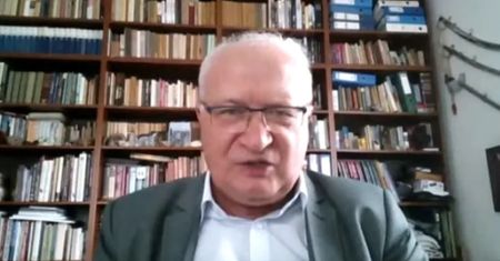 Prof. Simon przestrzega przed amantadyną. "Wywołuje szybkie mutacje"