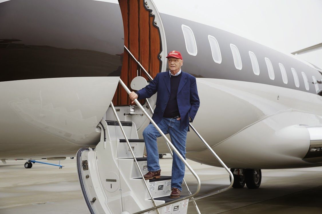 Niki Lauda z odrzutowcem Global 6000 (fot. Líder Aviação)