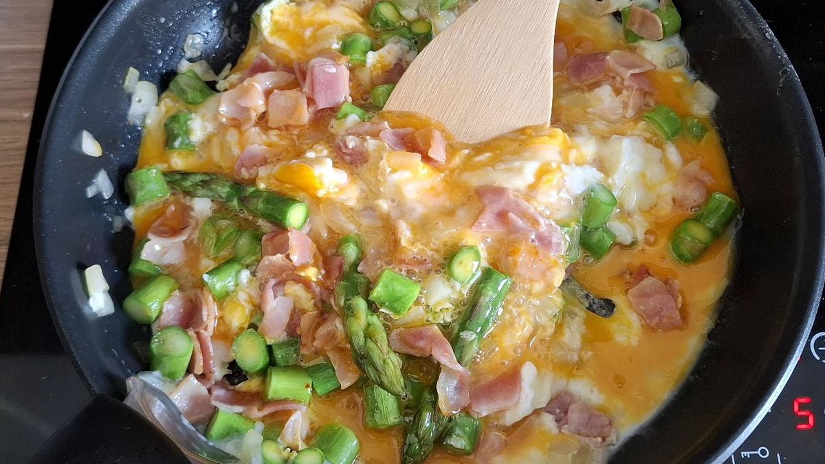 Jajecznica z dodatkiem tych warzyw smakuje wybornie