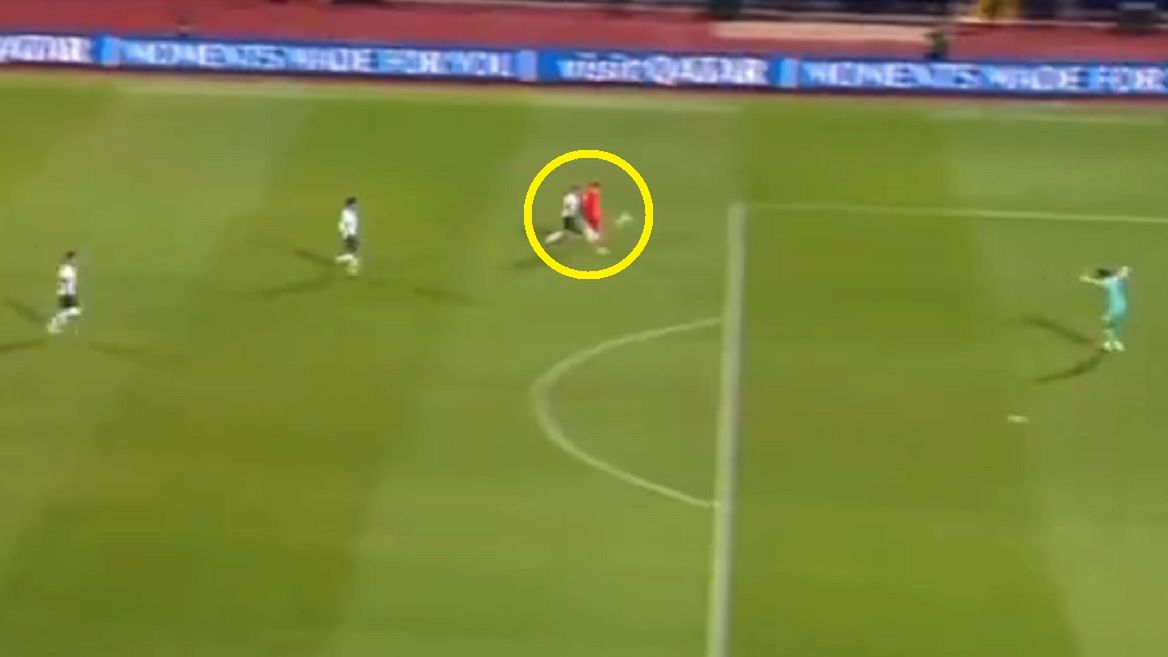 Twitter / Screen / Polsat Sport / Na zdjęciu: Wiktor Popow strzelił kuriozalnego gola samobójczego