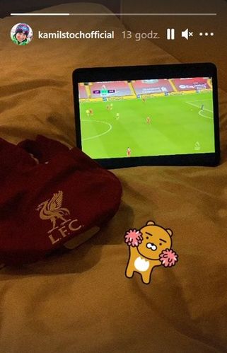 Kamil Stoch oglądający mecz Liverpoolu (za: Instastories)