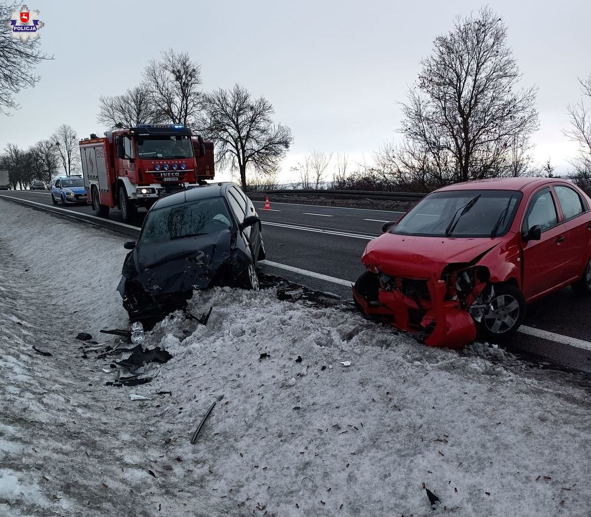 Wypadek na DK17. Droga zablokowana, dwie osoby w szpitalu