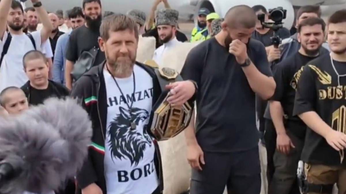 Twitter / Red Corner MMA / Ramzan Kadyrow z pasem UFC, a obok Chamzan Czimajew