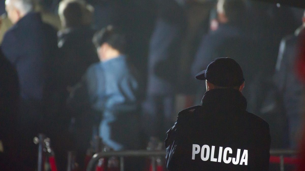 Ciągłe zmiany w grafiku, Święta poza domem, mobbing przez przełożonych - te bolączki zostaną z mundurowymi