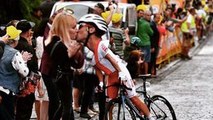 Romantyczne chwile na trasie Tour de Pologne. Na kapitana reprezentacji Polski czekała żona