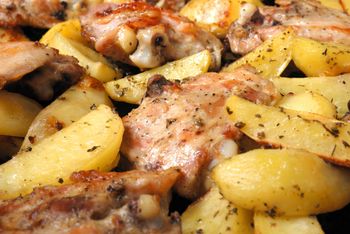 W naczyniu układam ziemniaki i kilka dodatków. Pyszny obiad w kilka chwil