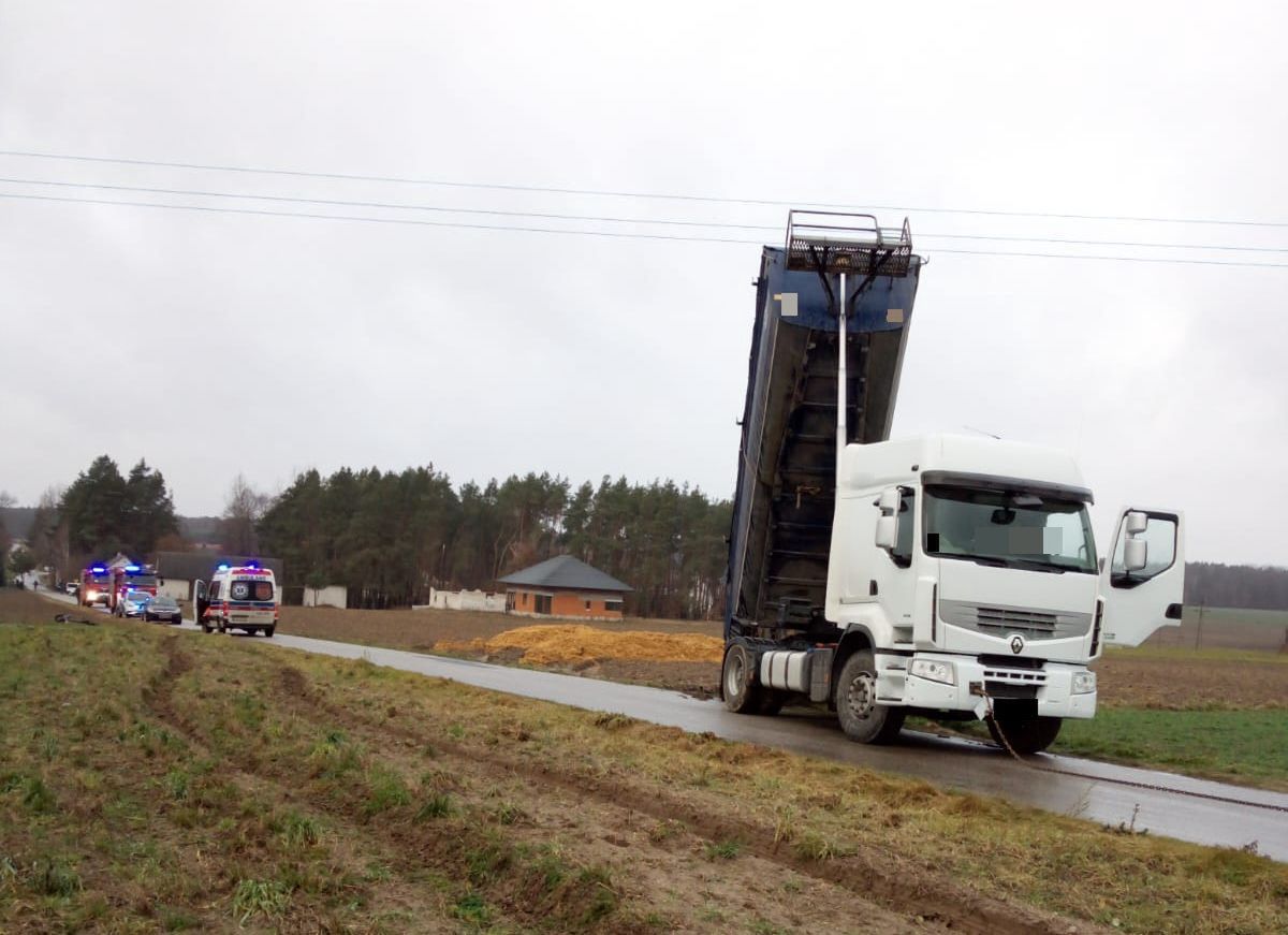 Wywrotka zahaczyła o linie energetyczne. Mężczyzna został porażony prądem