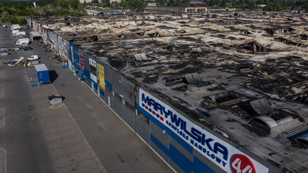 13 maja 2024 r. Zniszczona hala Marywilska 44 po pożarze