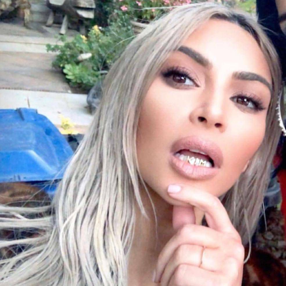 Kim Kardashian z grillem na zębach